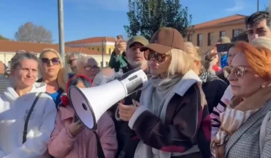 İstanbul’da Sokak Köpekleri İçin Büyük Eylem, “Beslemeye Devam” Mesajı Valilik Önünde Yankılandı
