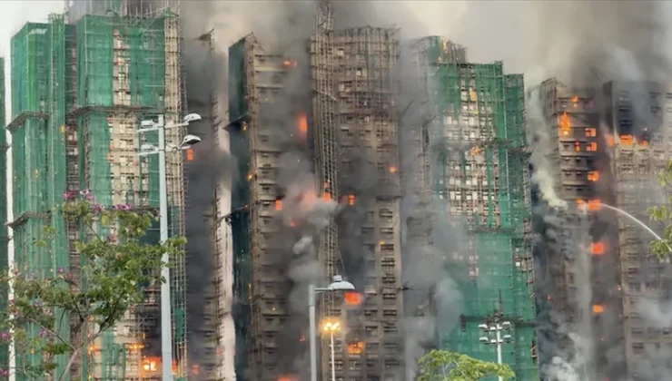 Hong Kong’da 2 Bin Daireli Dev Site Alevlere Teslim Oldu, Tai Po’daki Yangın Faciası Binlerce İnsan İçin Kabusa Döndü