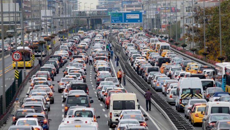 İstanbul’da Hafta Başı Trafiği Yağışın Etkisiyle Durma Noktasına Geldi