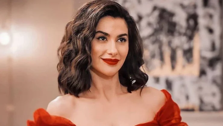 SEMİRAMİS PEKKAN’IN TARZI DEĞİŞTİ, NİSAN DAHİL OLDU! NESRİN CAVADZADE’NİN DEKOLTESİZ ŞIKLIK SEÇİMİ SOSYAL MEDYAYI SALLADI