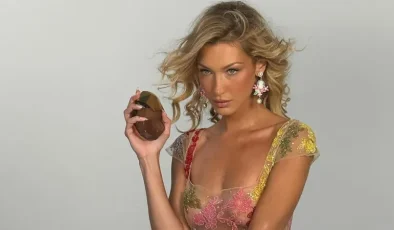 BELLA HADID’DEN FİLİSTİN’E DESTEK MESAJI: KEFİYE DESENLİ ELBİSESİYLE GÜNDEME OTURDU