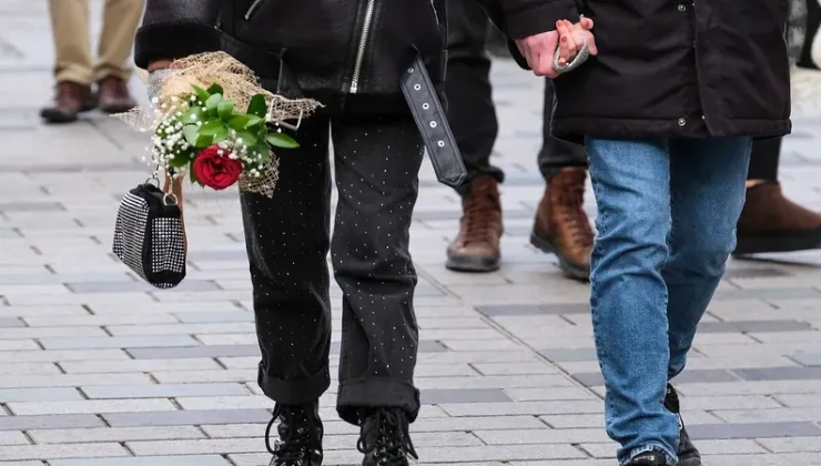 GENÇ KIZLAR “TEHLİKELİ ERKEKLERİ” NEDEN ÇEKİCİ BULUYOR? PSİKOLOJİDEN SOSYAL ETKİLERE