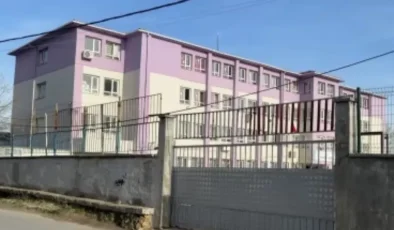 İSTANBUL’DA İLKOKULDA DEHŞET İDDİASI: HADEME OKUL MÜDÜRÜNÜ ZEHLERMENYE ÇALIŞMAKLA SUÇLANDI, TUTUKLANDI