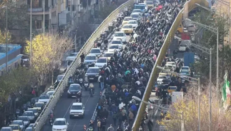 İRAN’DA KUR KRİZİ SOKAĞA TAŞTI