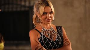 HADİSE MERDİVENLERDE POZ VERDİ, SOSYAL MEDYADA SIRTINDAKİ DÖVME KARŞISINDA YORUMLAR YAĞDI