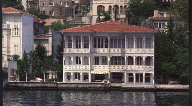 İSTANBUL BOĞAZI’NDA TARİHİ YALI SATIŞA ÇIKARILDI: FİYATI DUDAK UÇUKLATTI